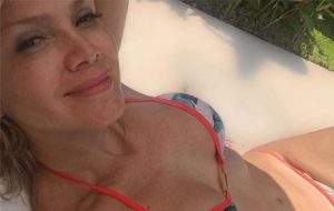 Eliana faz selfie de biquíni e abdômen definido rouba a cena: “Deusa”