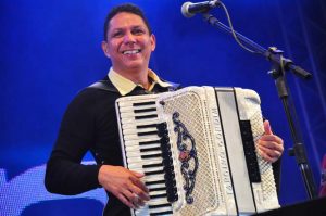 Targino Gondim se apresenta hoje em Mucugê