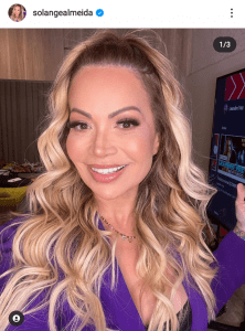 Solange Almeida tem camisa com comprovante da vacina estampado