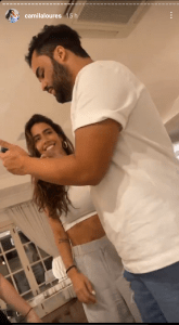 Gabi Brandt sai da mansão dos Poncio