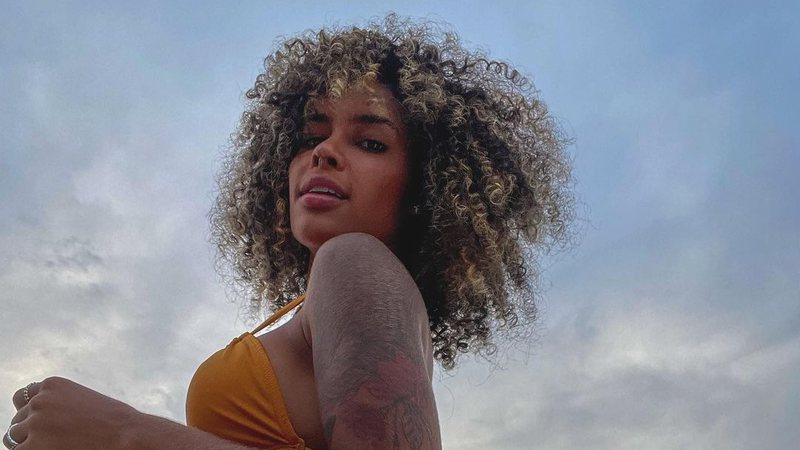 Sthe Matos arranca suspiros dos seguidores ao posar de biquíni fio dental