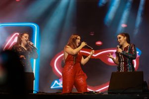 Simone faz participação especial no show de Maiara & Maraisa