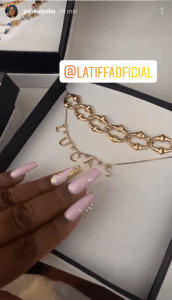 Jojo ganha corrente com nome de Lucas