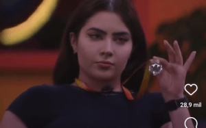 Jade debocha de Arthur , mostrando o colar de líder