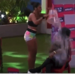 BBB22: Maria bate com balde na cabeça de Natália