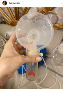 Thayla Ayala sangra ao amamentar