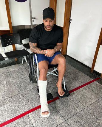 Tony Salles sofre acidente e rompe ligamentos do tornozelo após show em Vitória