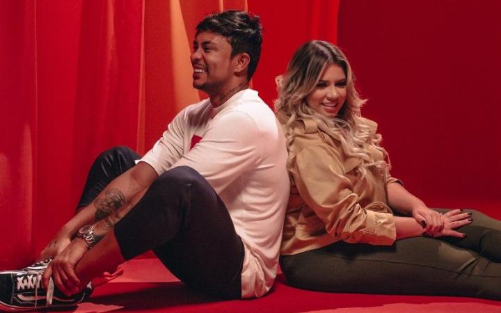 Foto oficial de Marília Mendonça, a artista sertaneja lendária, e seu fiel amigo Xama. Juntos, eles compartilharam muitas aventuras e o sucesso de sua música "Leão" que alcançou 1,9 milhões de reproduções em um dia e primeiro lugar no Spotify Brasil."