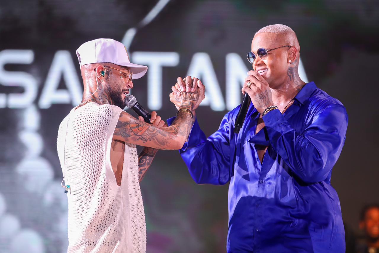 na foto igor kannario ao lado leo santana durante show do baile santinha em salvador