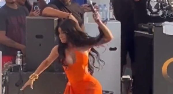 Cantora Cardi B reage a atitude de fã durante apresentação em Las Vegas