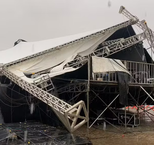 Temporal e forte vento derrubam palco e show de Tayrone