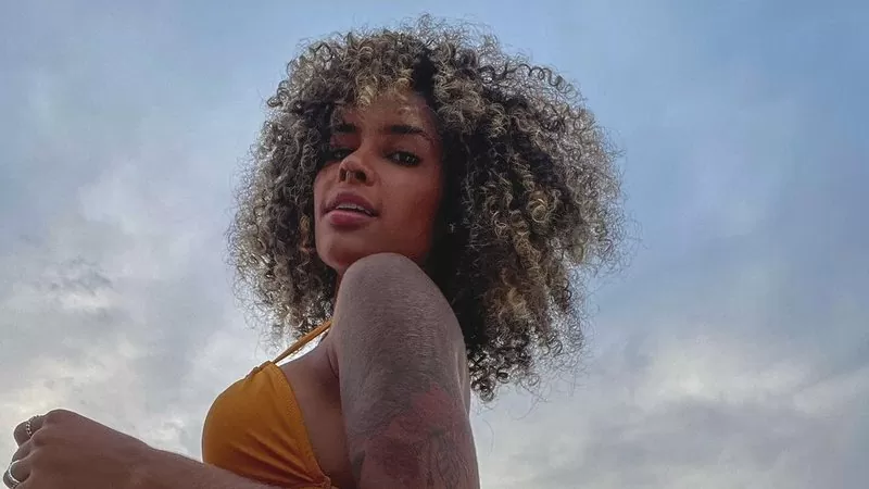 Sthe Matos arranca suspiros dos seguidores ao posar de biquíni fio dental